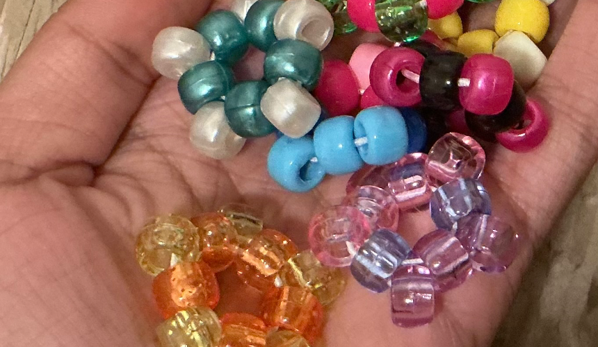 How 2 Make a Mini Kandi Starrr ✨(TW: Scissors) Tutorial Image