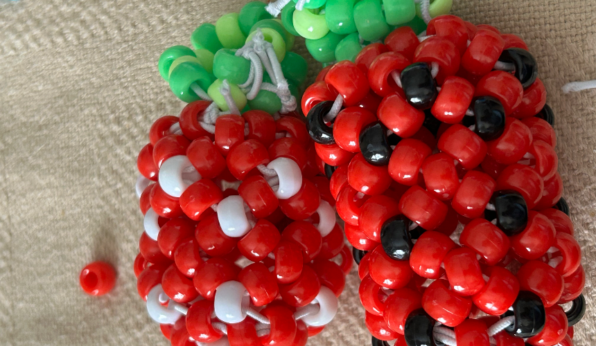 how to make a kandi 3d strawberry! Tutorial Image